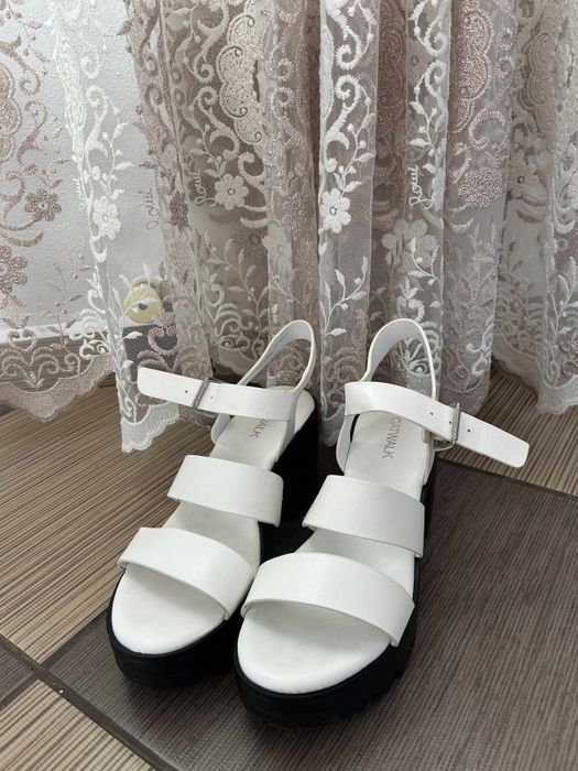 Vând sandale de ocazie