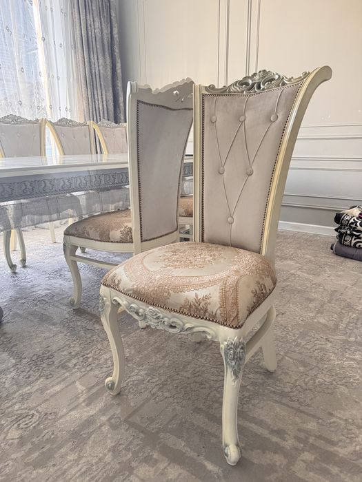 Стол со стульями