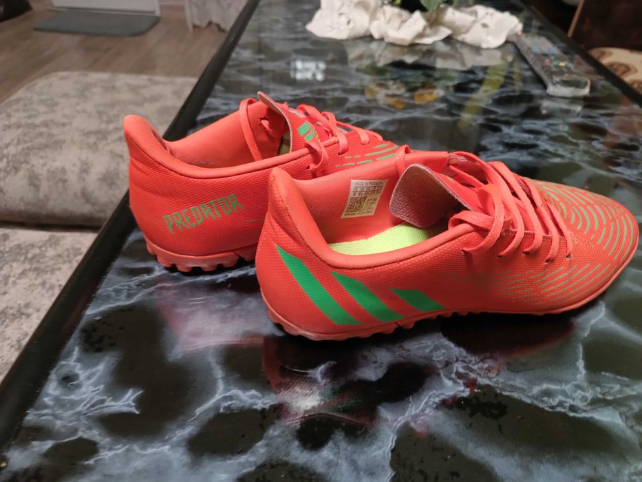 Продавам стоножки за футбол Adidas Predator
