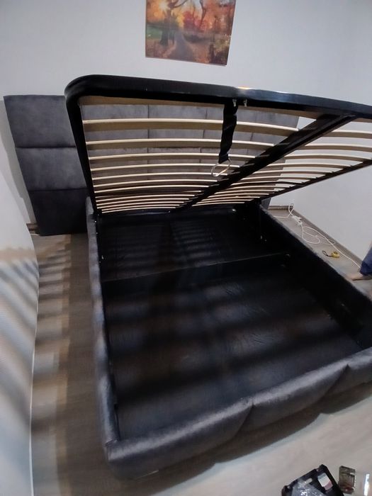 Vând pat tapițat cu stofă tip alcantara