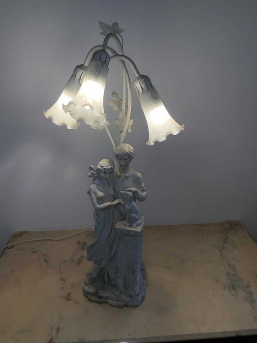 Veioza lampa scena galanta epoca indragostiti