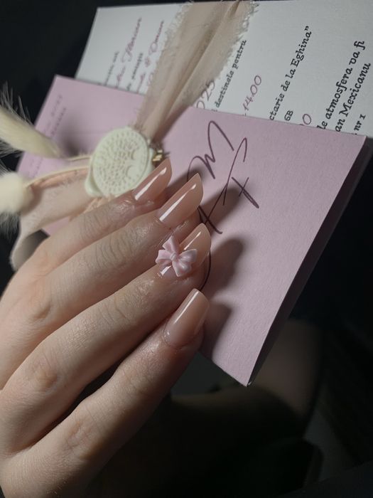 Caut modele pentru manichiură cu plata consumabilelor