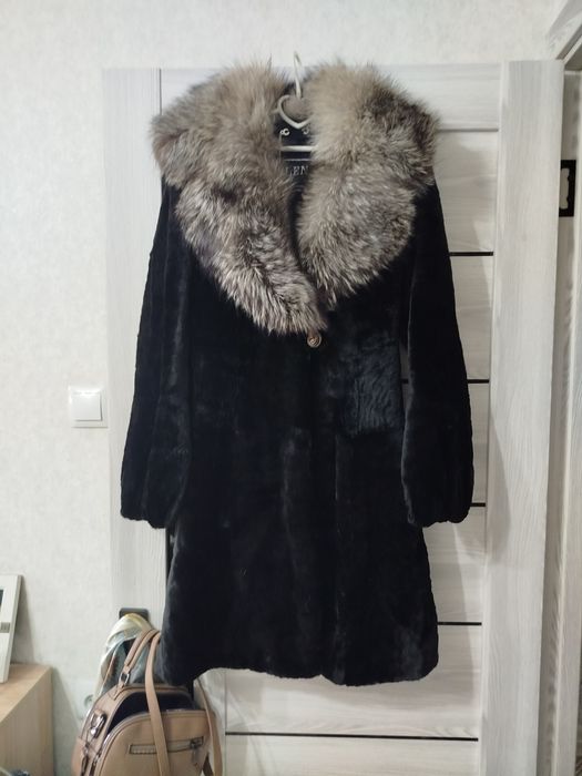 Продам женскую шубу.