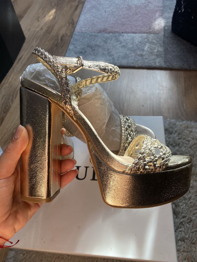 Златни сандали на Guess