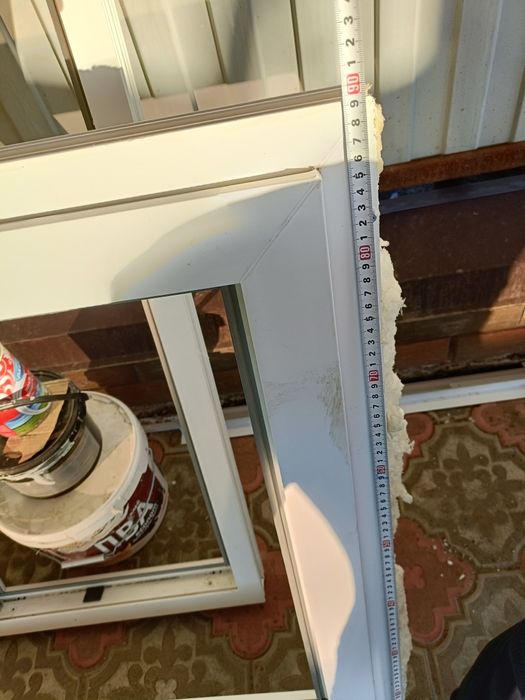 Оконная рама с дверью между балконом и комнатой