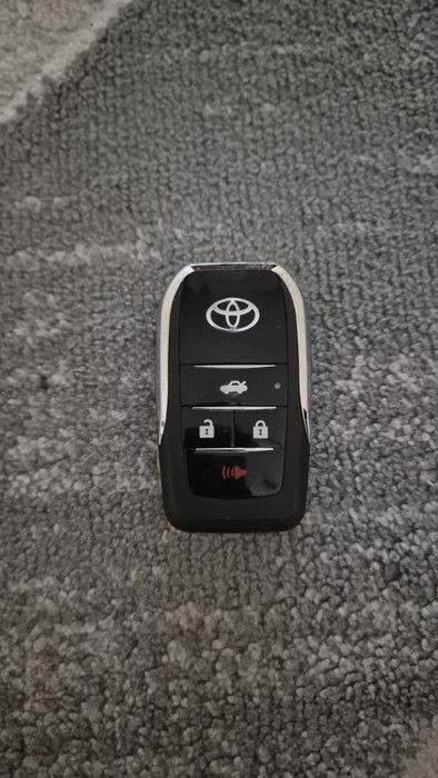 Выдвижной корпус  ключи от тойота камри 50 новые