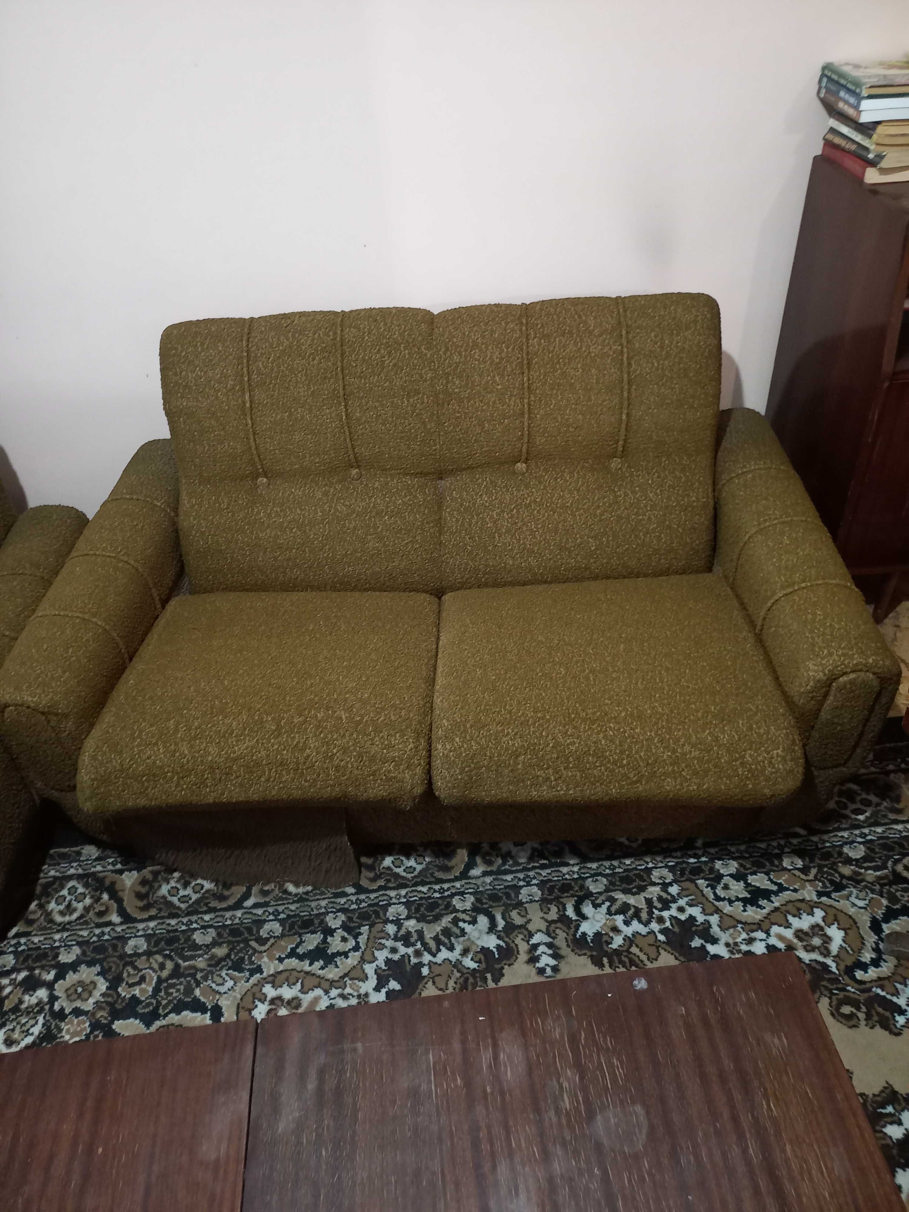 Продавам двуместен диван, два фотьойла, две табуретки и две маси.