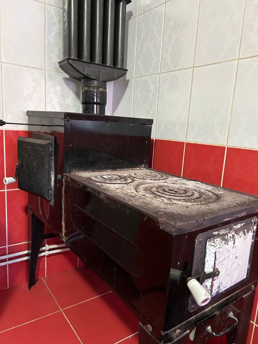 Vând sobă pe lemne