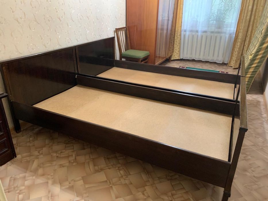 Кровати деревянные односпальные и матрас ортопедический.