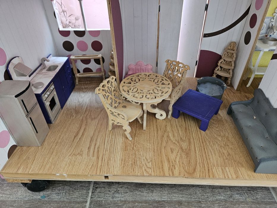 Красива къща за кукли