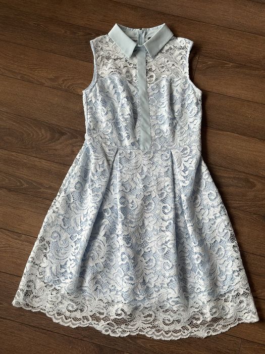 Синя дантелена рокля