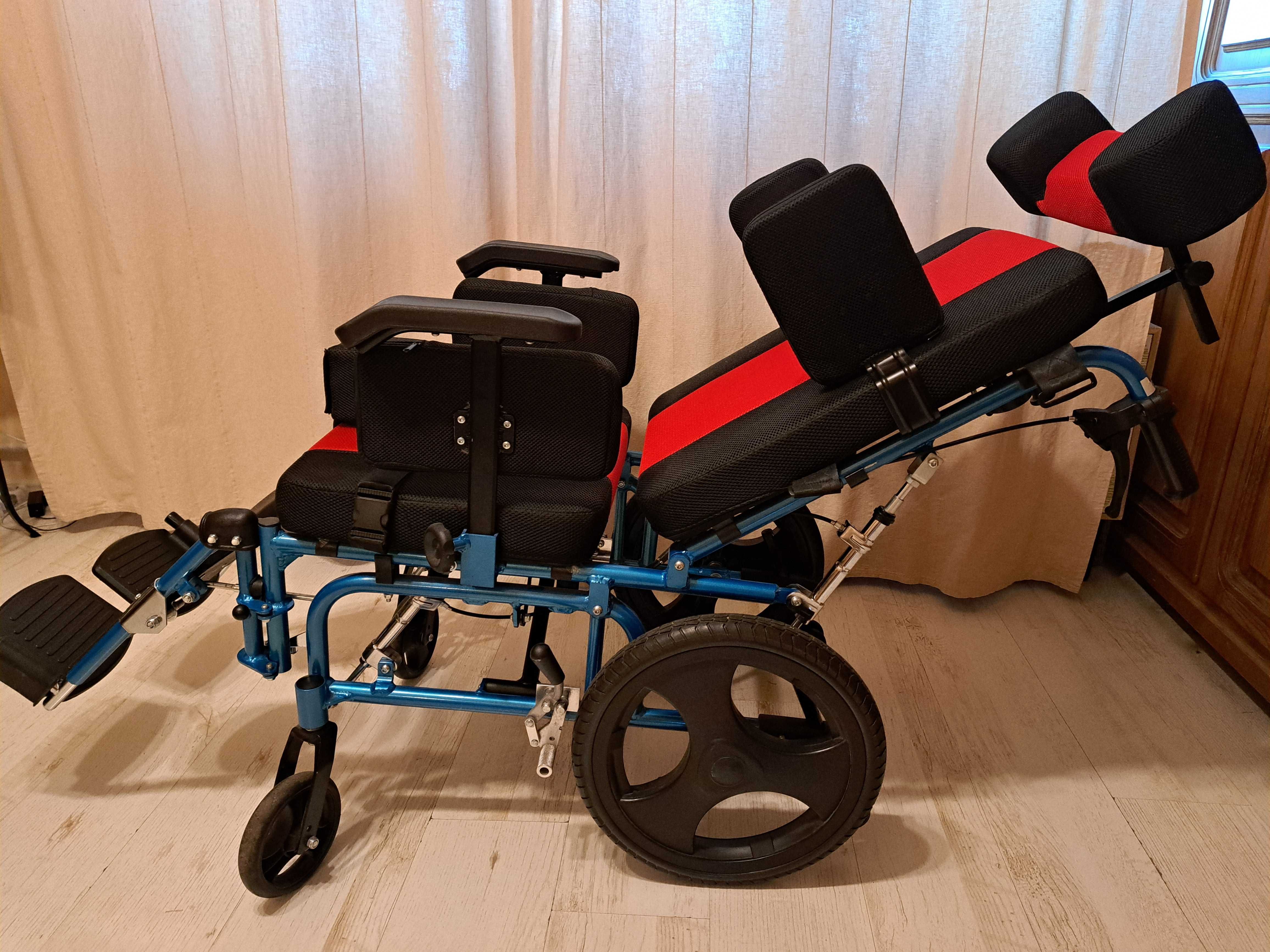 Scaun cu rotile NEUROLOGIE pliabil si spatar reglabil 85°
