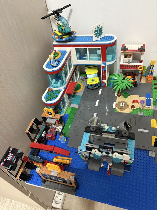 Orasel Lego compus din mai multe seturi