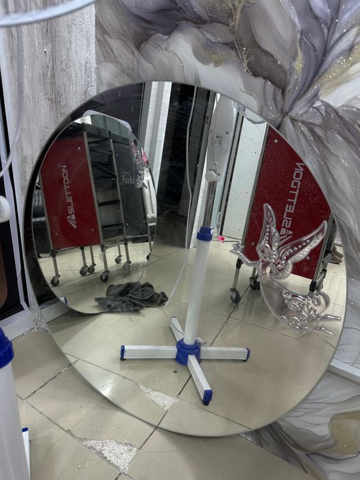 Круглое зеркало для салона красоты