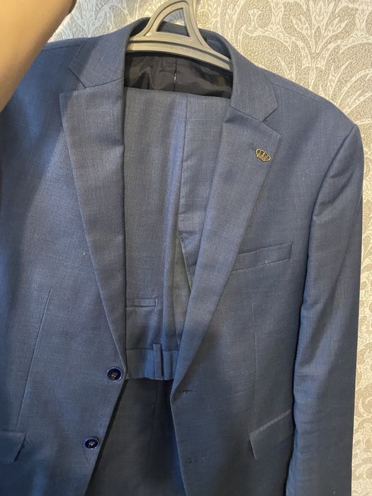 Продам классический костюм синего цвета