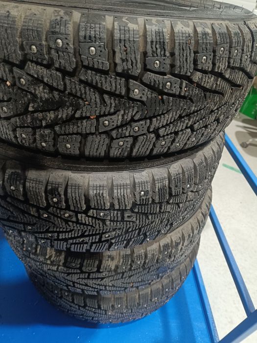 Шины зимние  205/70/15 с шипами