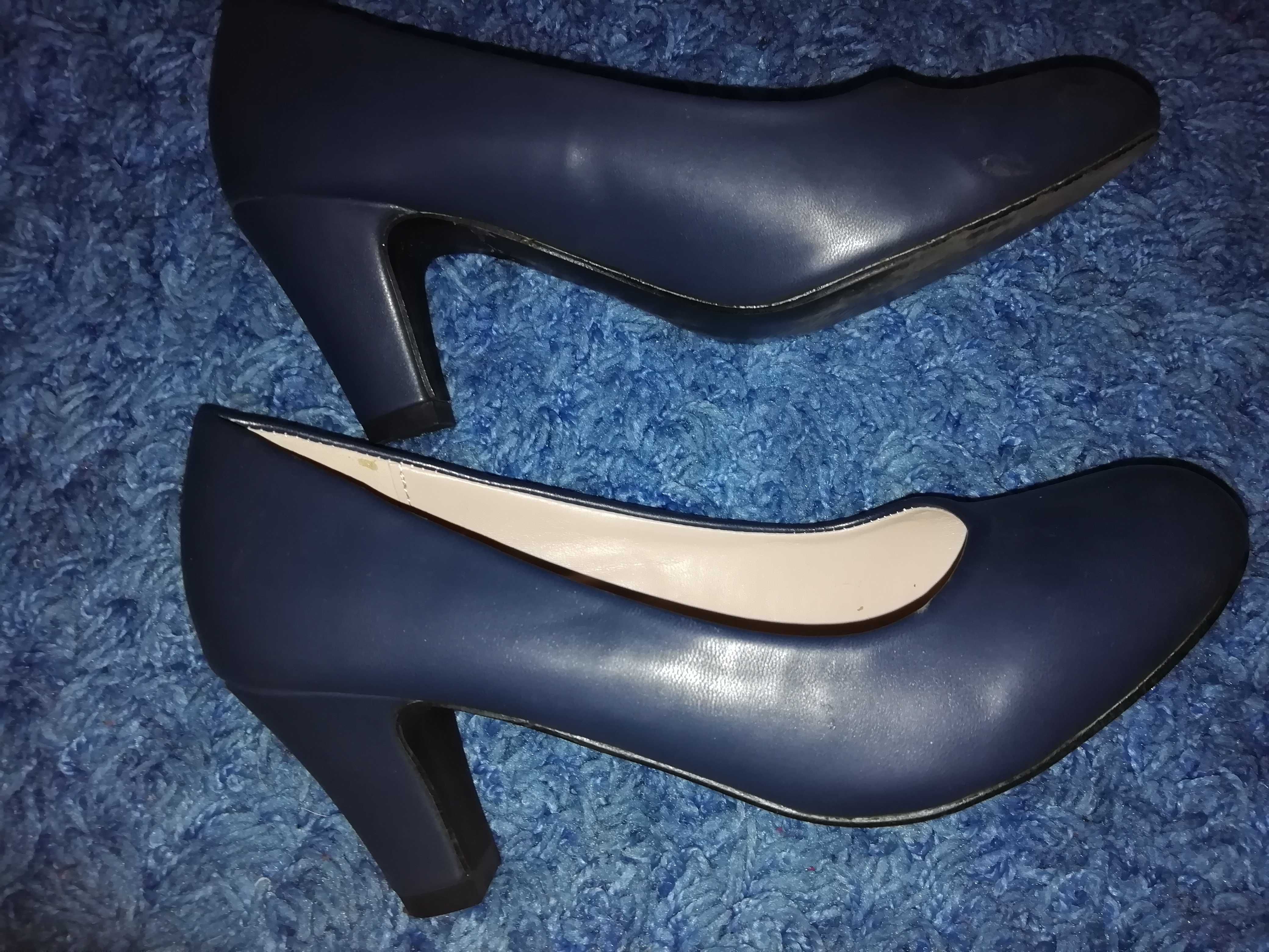 Pantofi negri și bleumarin, diferite modele