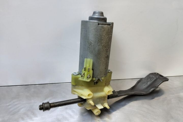 Motor extensie picioare scaun  Bosch fata stânga  198390-104 Audi A8