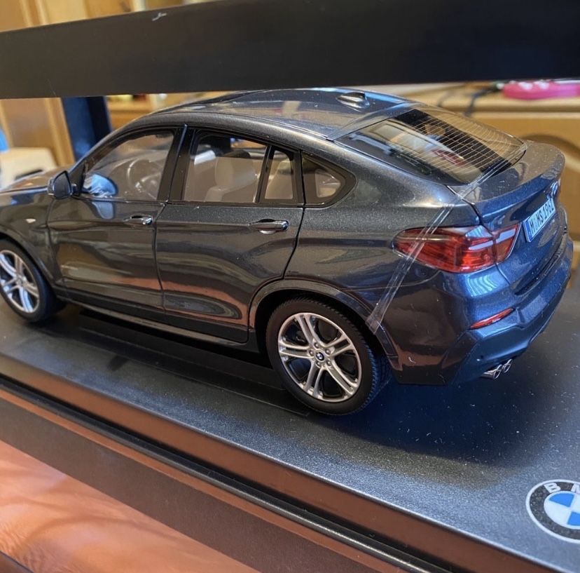 Paragon BMW X4 “sophisto gray”macheta de colecție scara 1:18.