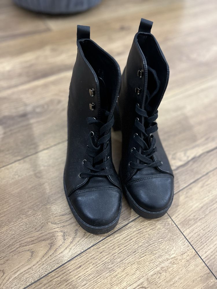 Ботинки Topshop 39 размер черные женские на шнуровке