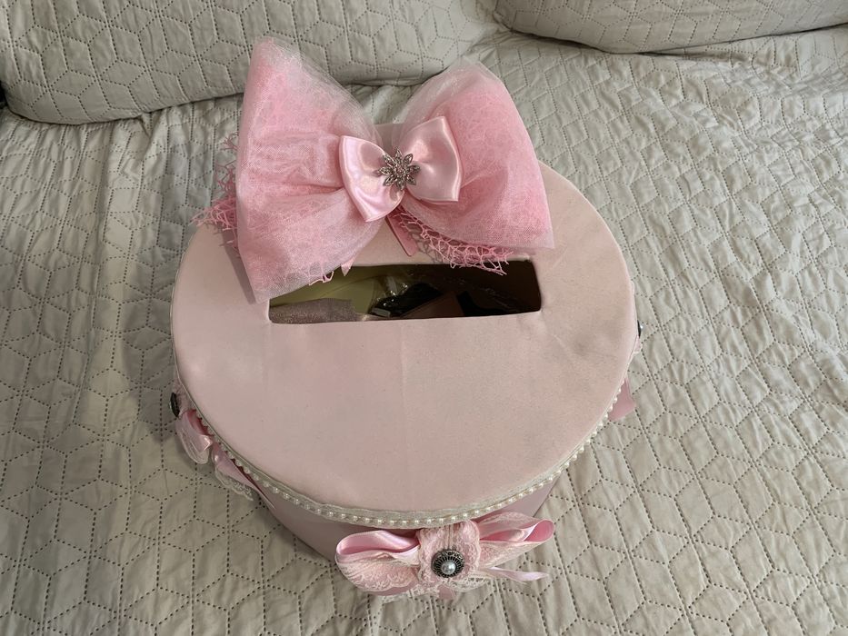 Сватбена кутия с пандели, перли и брошки и подарък Mr/Mrs табелки