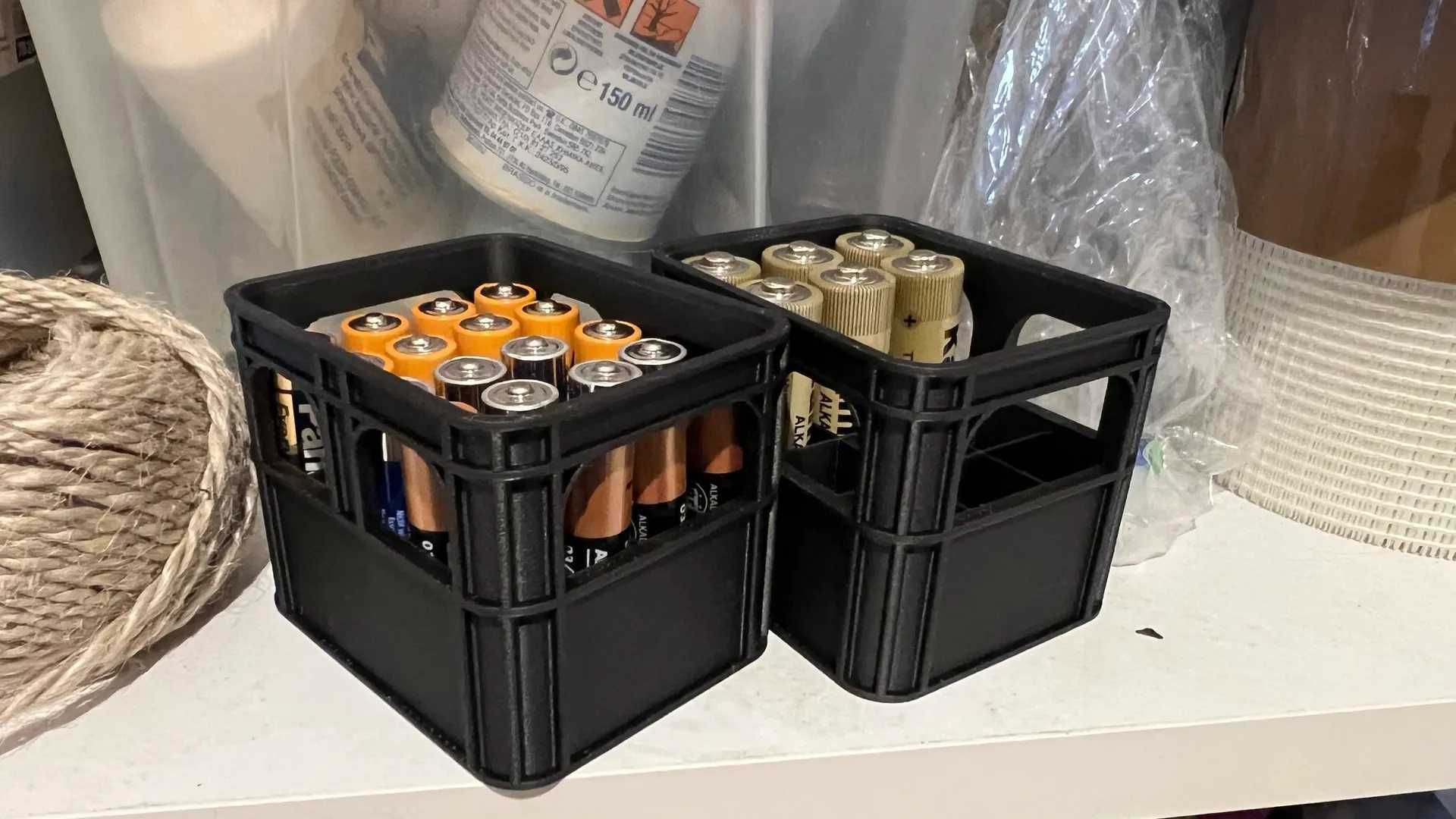 Suport pentru 20 baterii AAA in forma de ladita de bere, negru