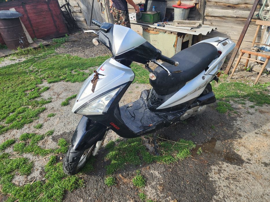 Продаю скутер марки Fizz с доками