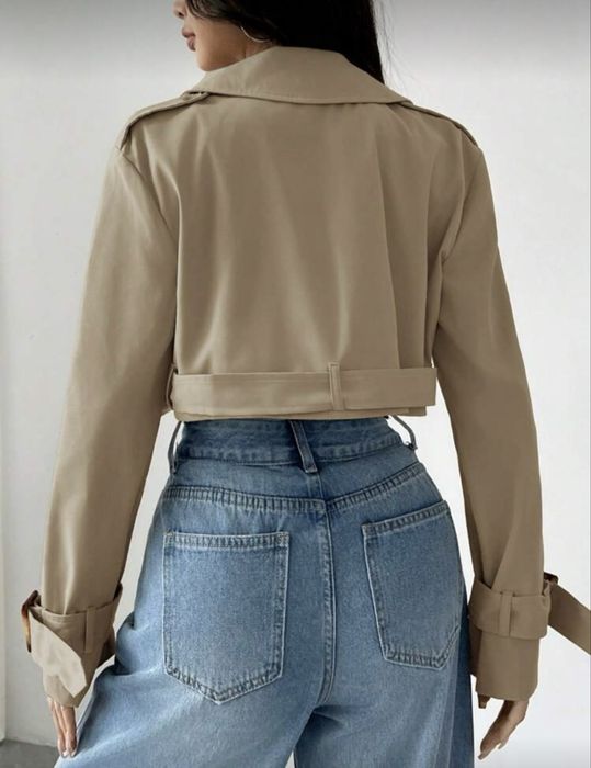 Дамско яке с щрих,къс тренчкот с дълъг ръкав и иопчета отпред.