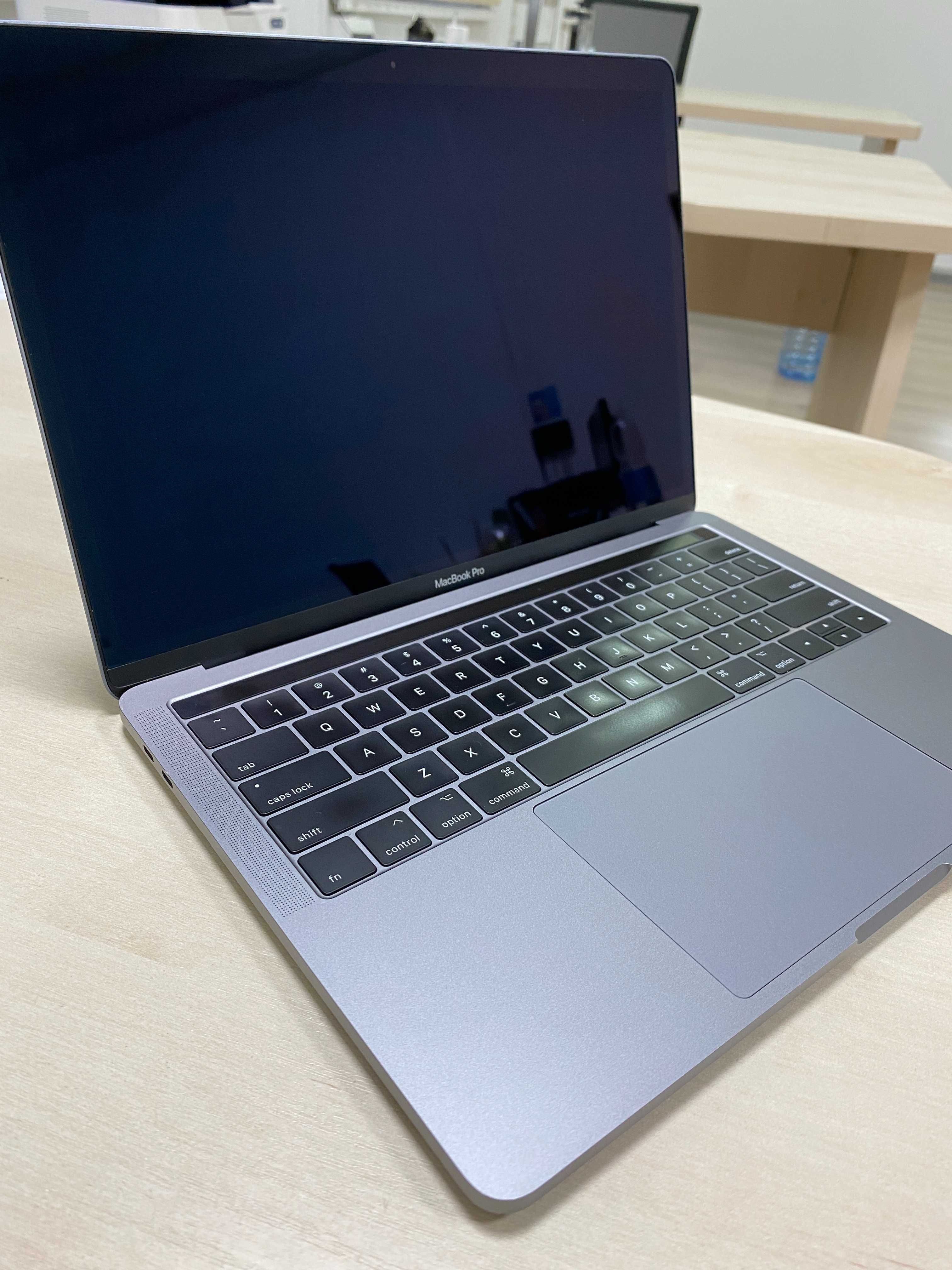 Продам MacBook Pro в хорошем состоянии