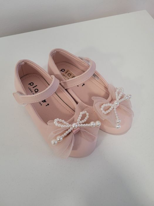 Pantofi noi de fetite