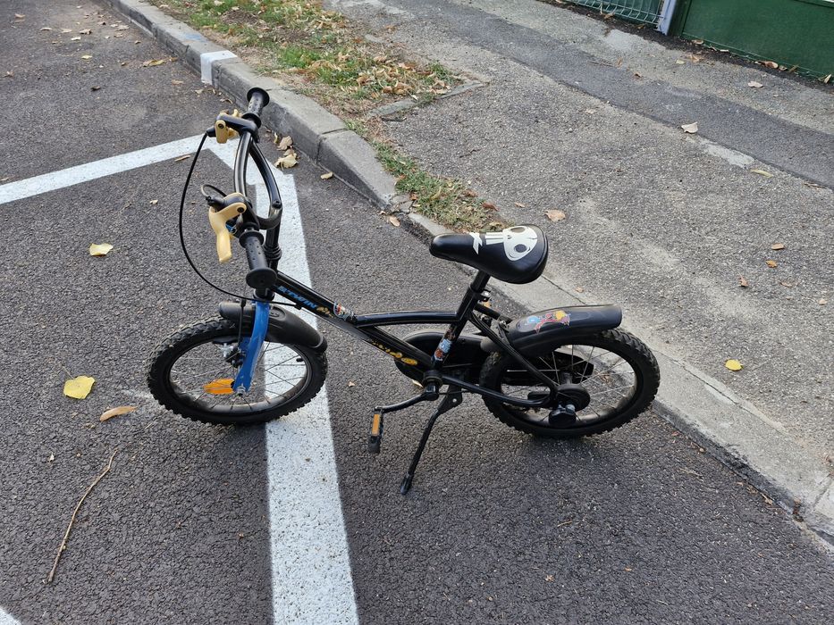 Bicicleta copii neagră și cu roti ajutatoare