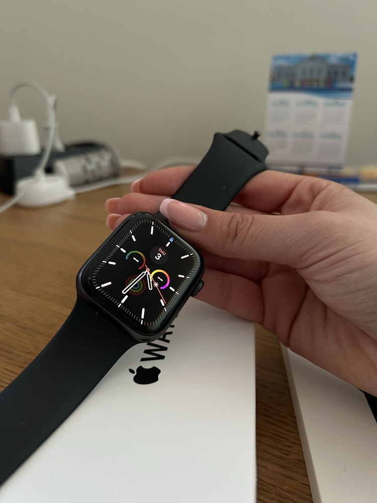 Apple Watch SE space grey
