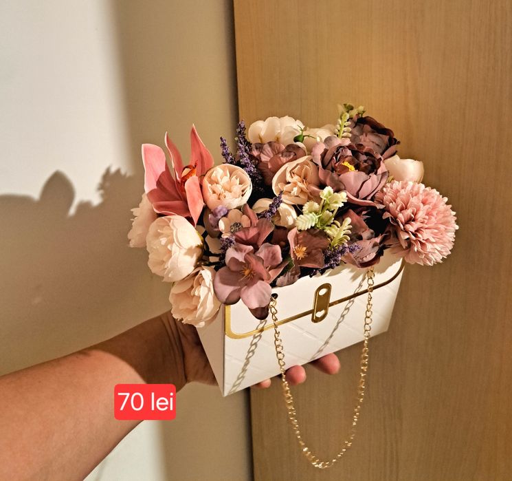 Vând aranjamente florale