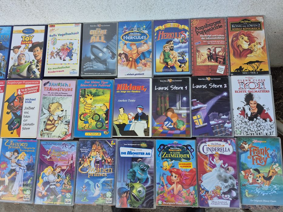 Vând 55 casete video VHS originale cu filme animație