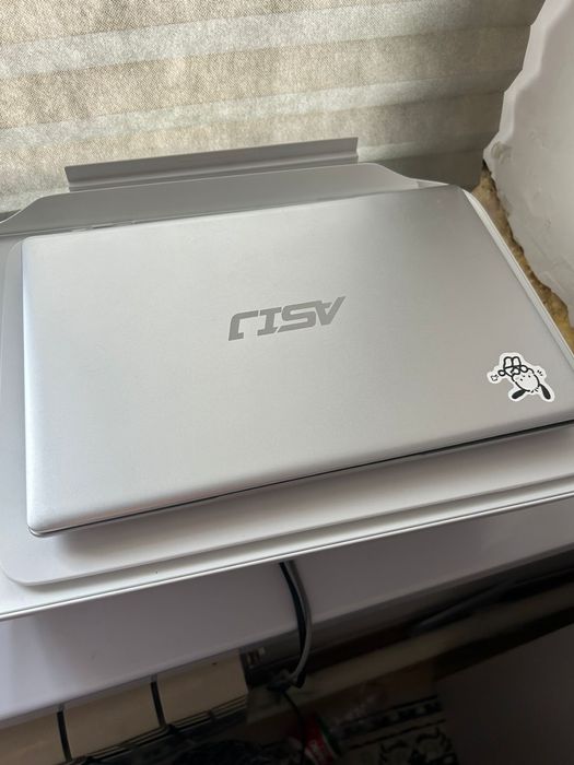 ноутбукпен принтер сатылады 1 ай колданган тек минус жок буу