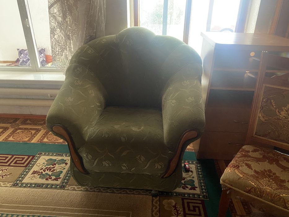 Диван и креслав хорошем состоянии