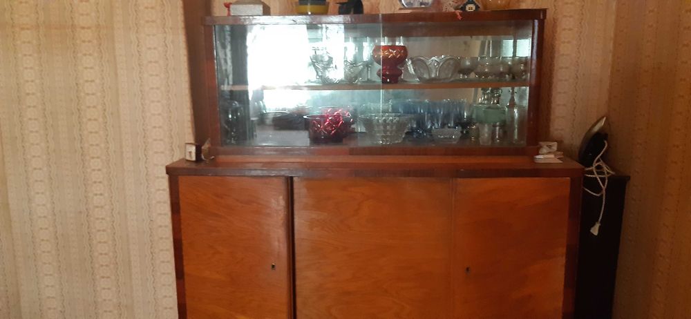 Сервант на ножках