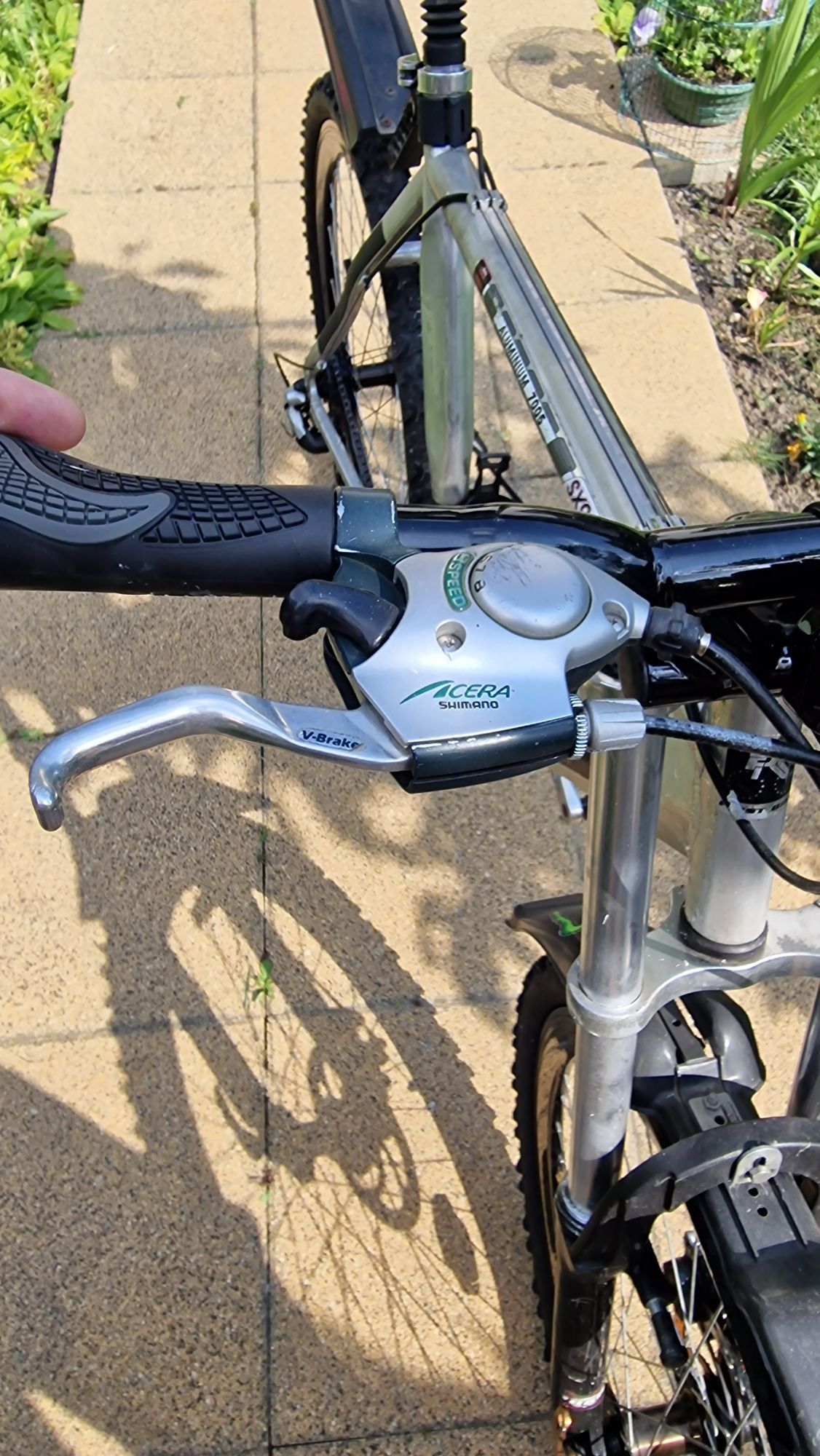 Bicicleta cu cadru de aluminiu