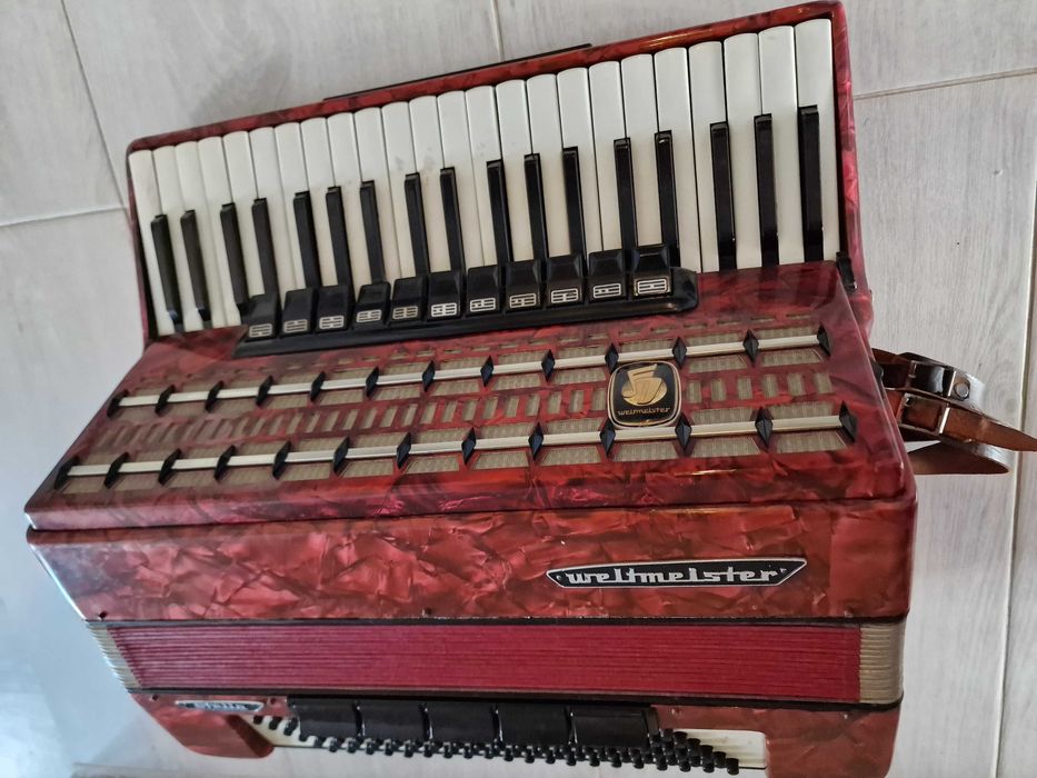 Акордион Weltmeister Stella 120 басов полупрофесионален
