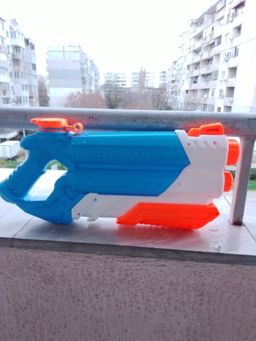 Голям воден пистолет.Ново!