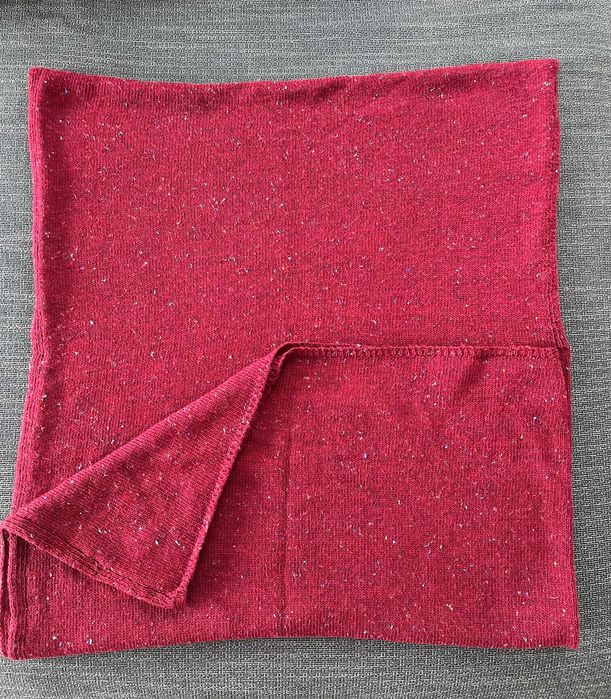 Шалове в жълто и синьо, червено пончо и масленозелена шапка