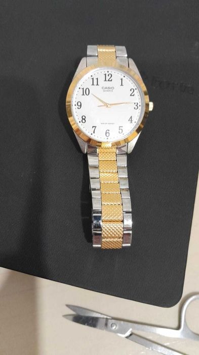 Женские наручныие часы