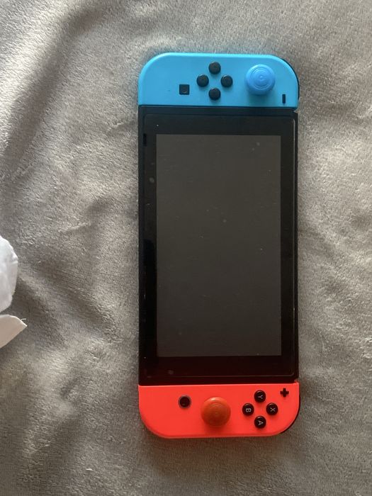Vând Nintendo Swich foarte puțin utilizat uşor negociabil