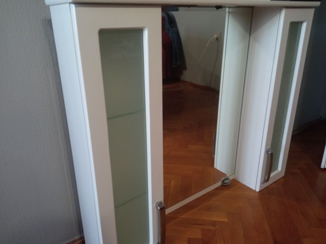 Продавам шкаф за баня