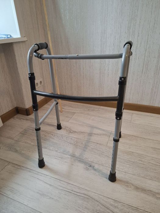 Ходунки для пожилых людей