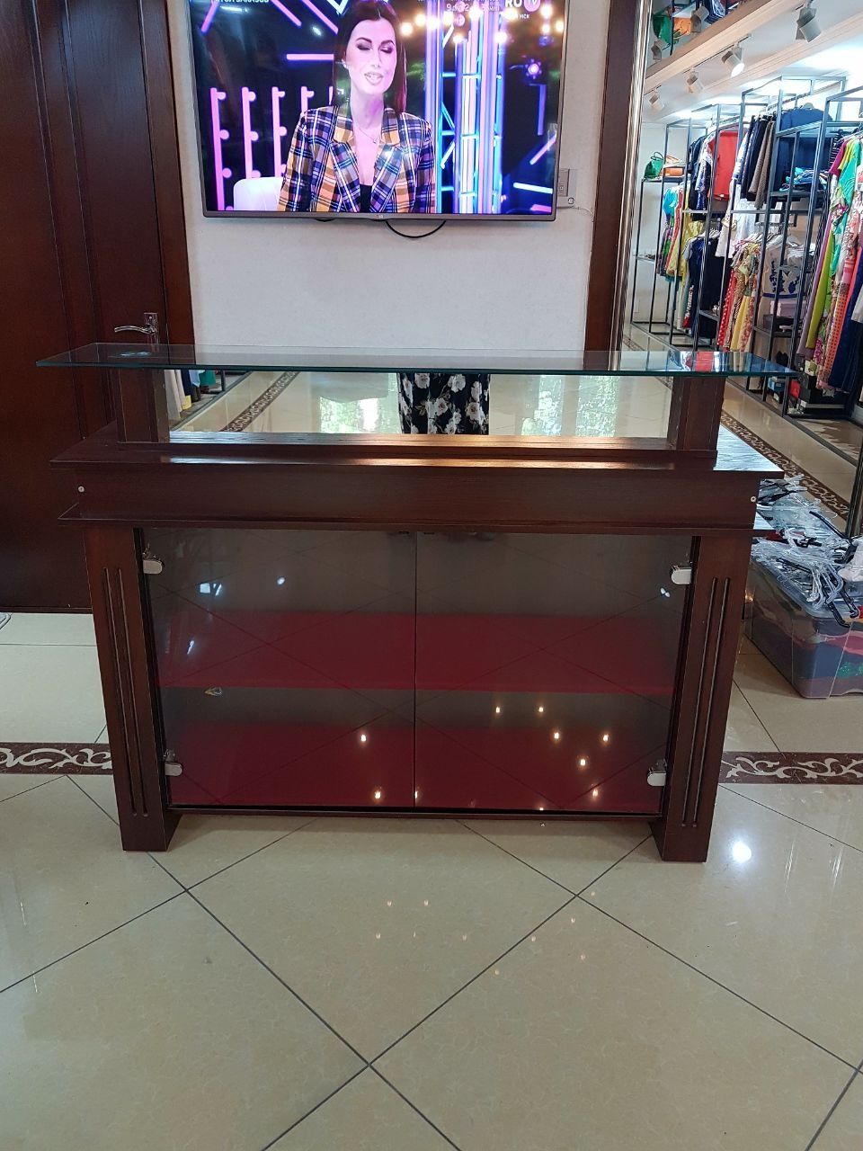 Касса или ресепшен добротный 200$
