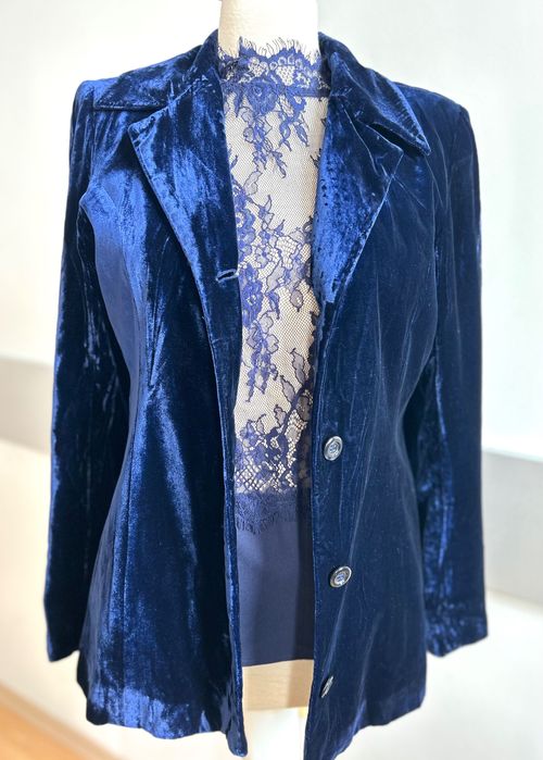 Красиво тъмно синьо сако от меко хубаво кадифе и дантелен топ