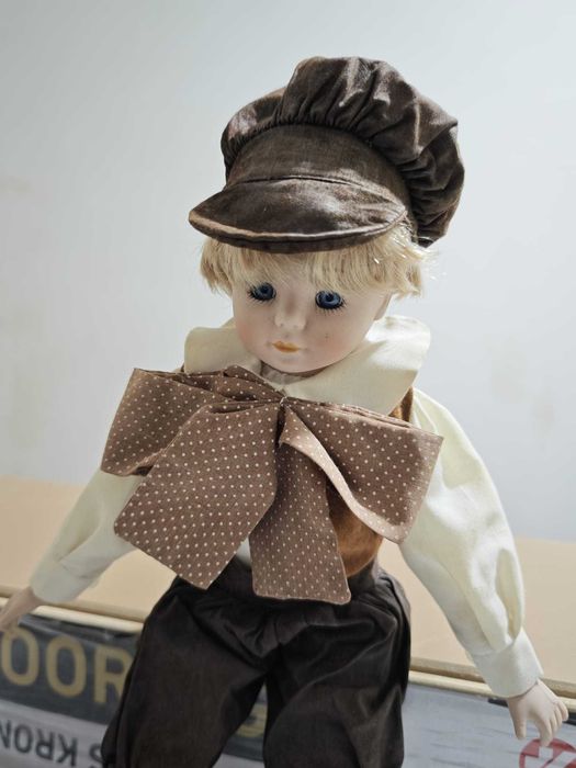 Baiat de porțelan păpușa