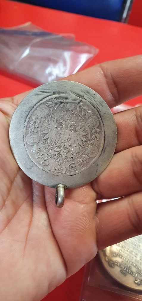 Medalion mare din argint si moneda incastrata