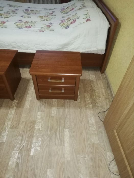 Кровать и 2 тумбочки